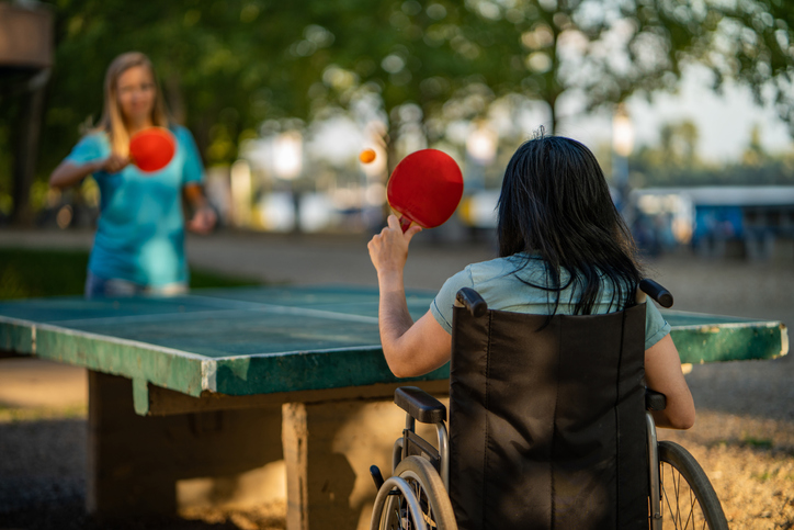 Illustration Handicap. Une femme en fauteuil roulant jouant au ping pong 