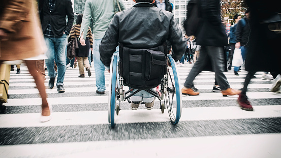Illustration Handicap et représentation de la société française. Une personne en fauteuil roulant dans la rue 