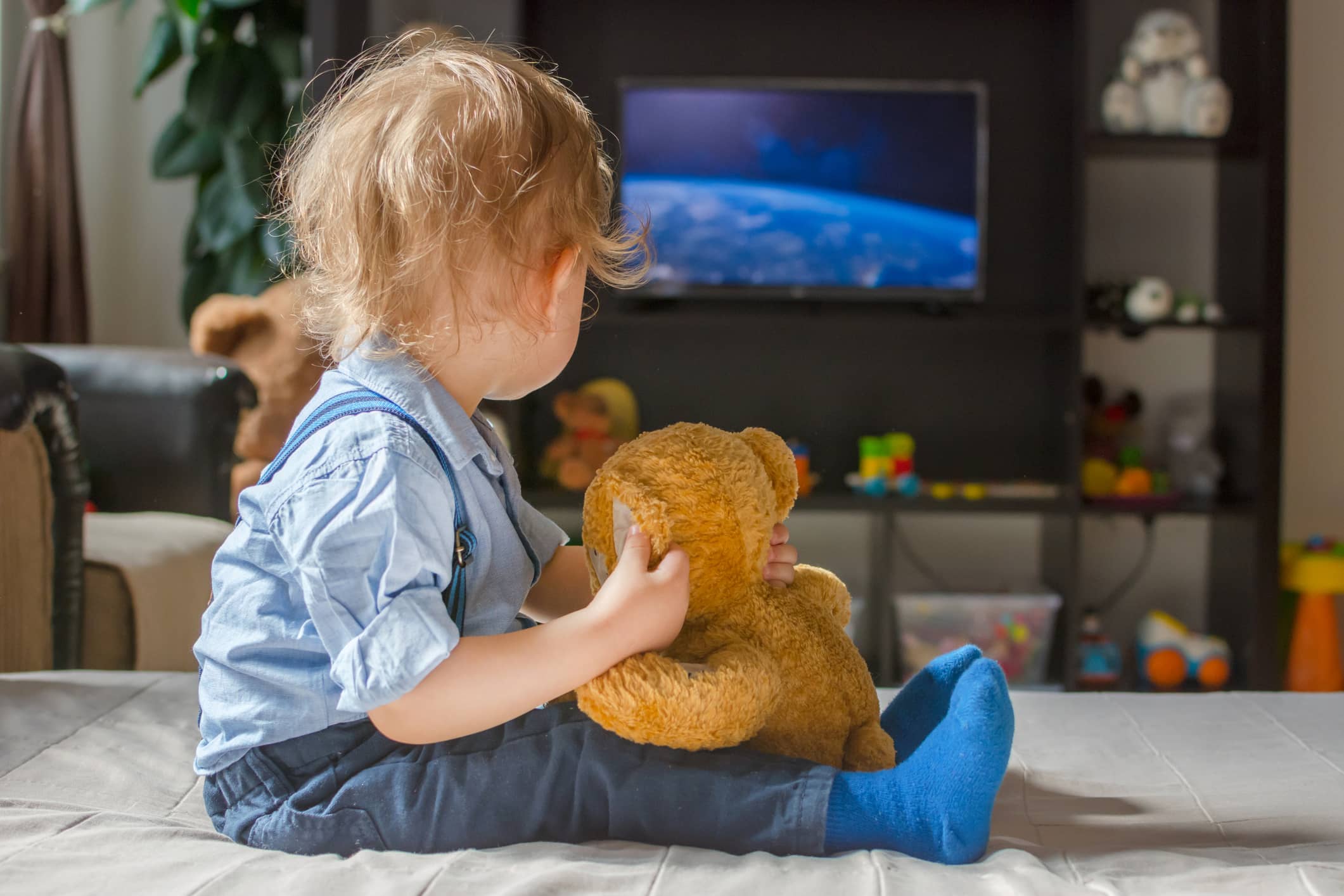 Un enfant de moins de 3 ans regarde la télévision. 