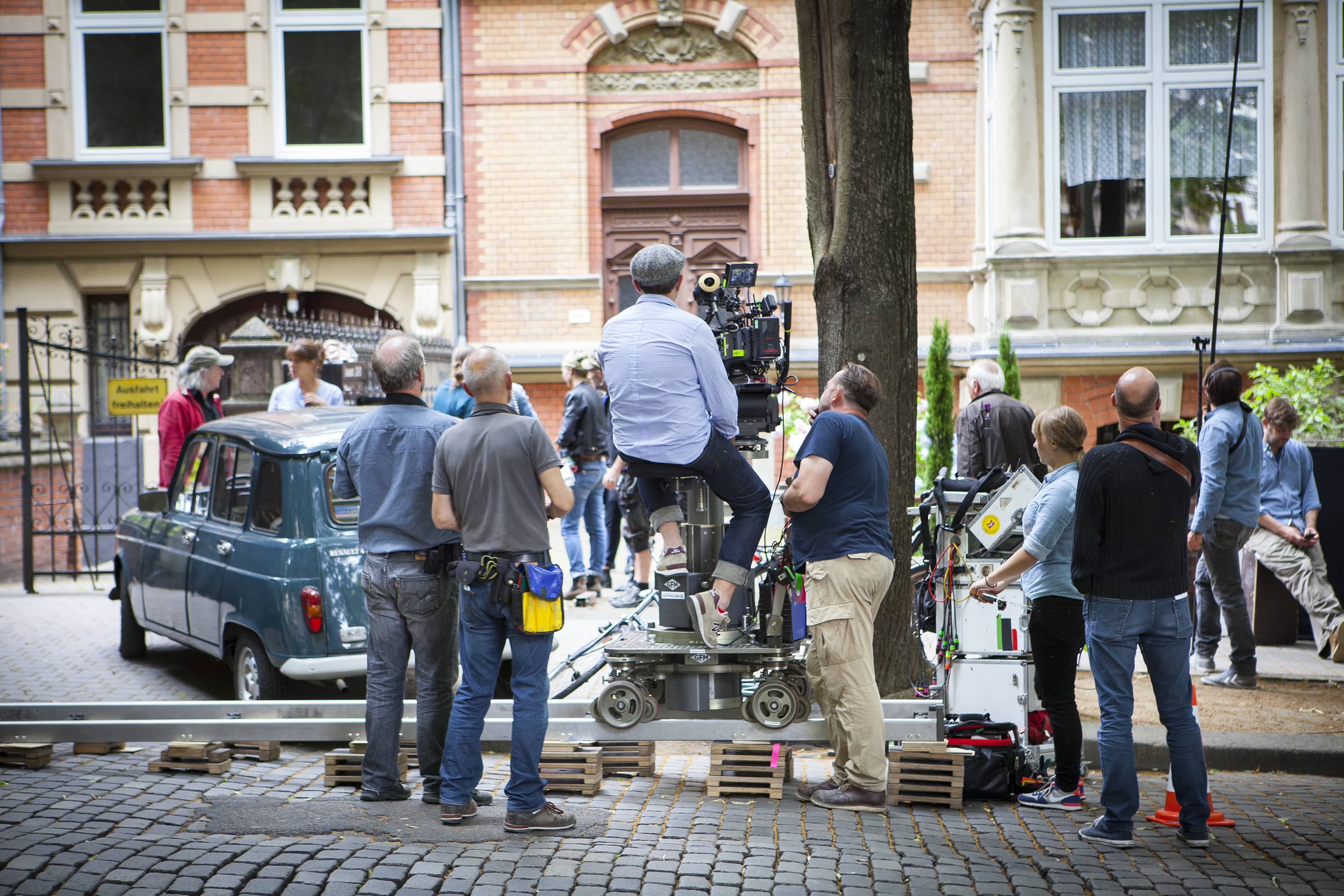 L'équipe de tournage d'une scène de film ou de série installée dans la rue. 