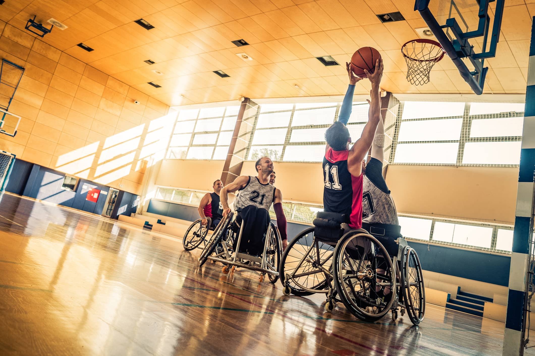 Un match de basket-ball en fauteuil.